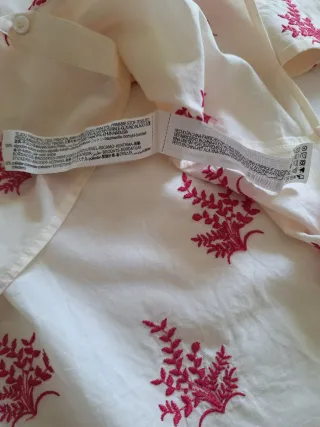 Camisa Zara S. floral beige y rosa.