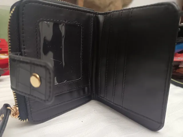 Cartera negra con diseño de cocodrilo