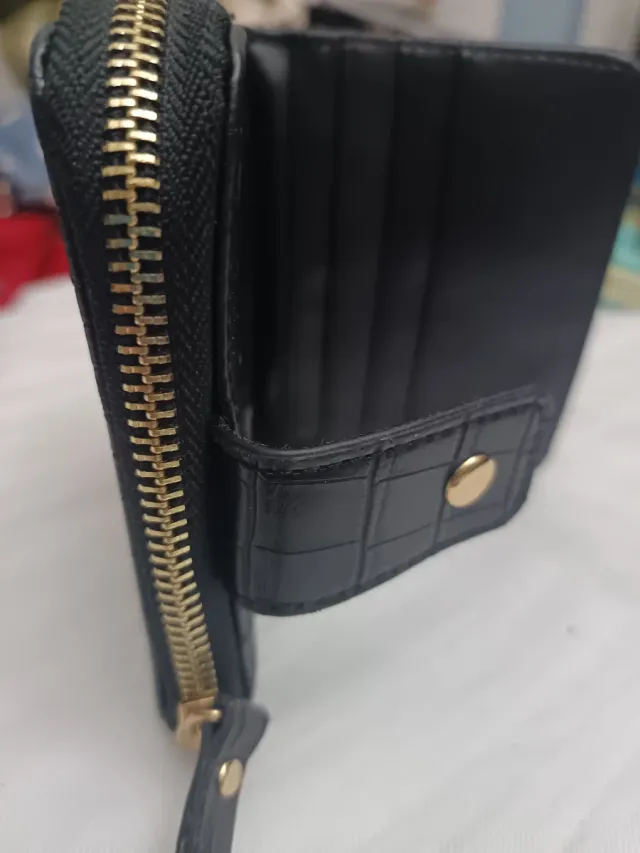 Cartera negra con diseño de cocodrilo