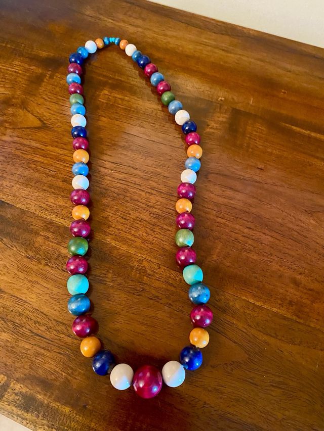 Collar de madera con cuentas de colores
