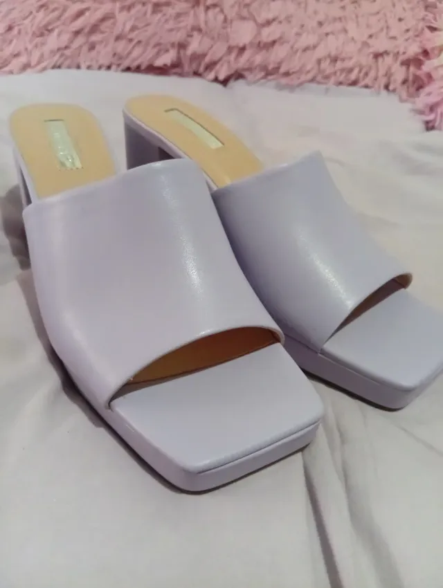 Sandalias moradas de tacón cuadrado