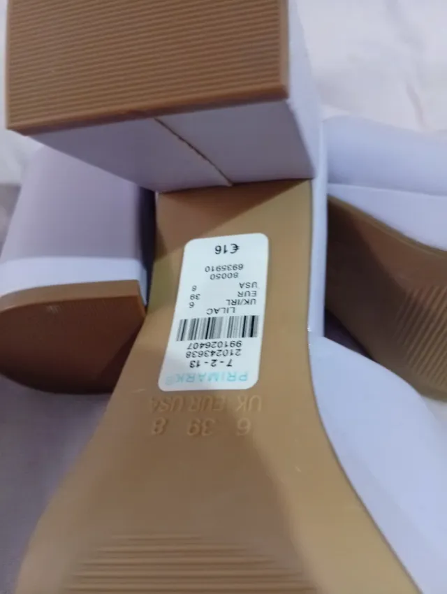 Sandalias moradas de tacón cuadrado