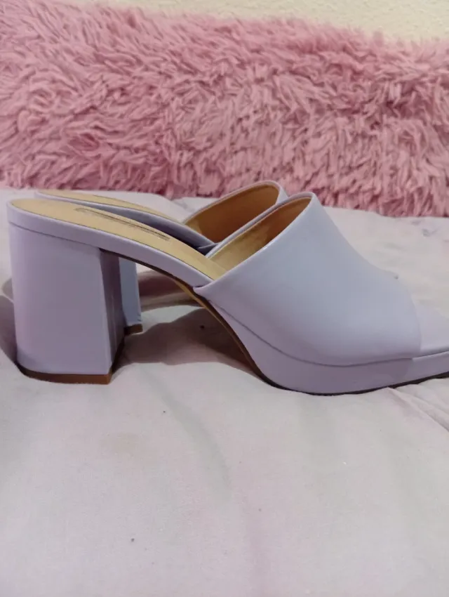 Sandalias moradas de tacón cuadrado