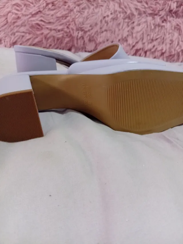Sandalias moradas de tacón cuadrado