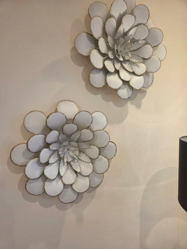 Decoración de pared floral metal dorada y blanca