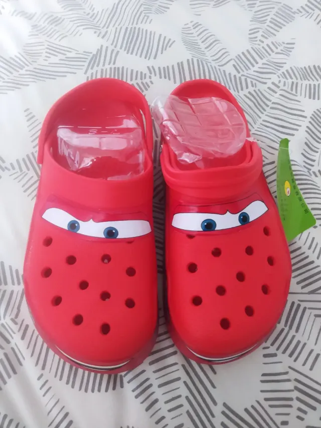 Zuecos tipo Crocs rojos sin estrenar