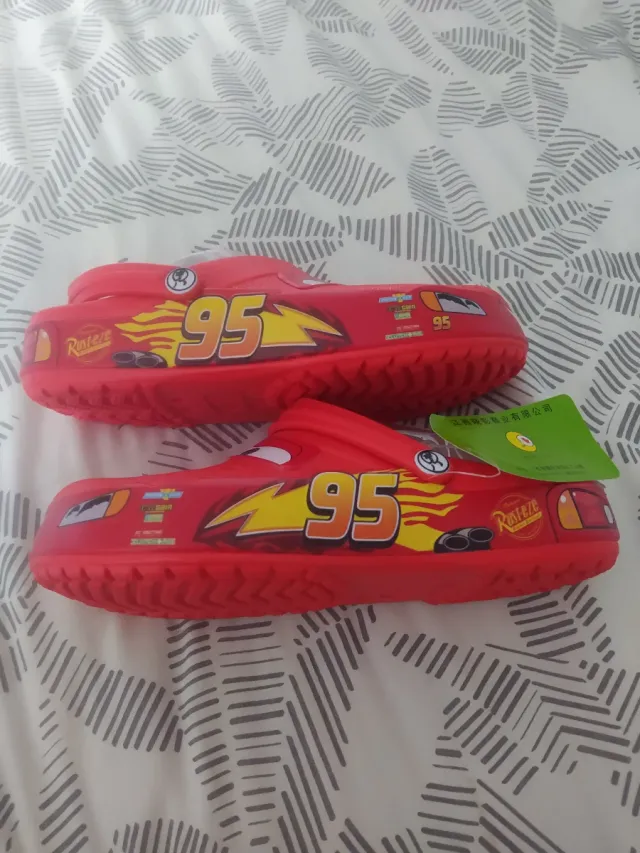 Zuecos tipo Crocs rojos sin estrenar