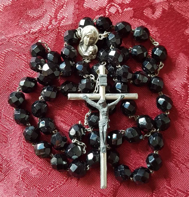 ANTIGUO ROSARIO DE METAL Y AZABACHE.