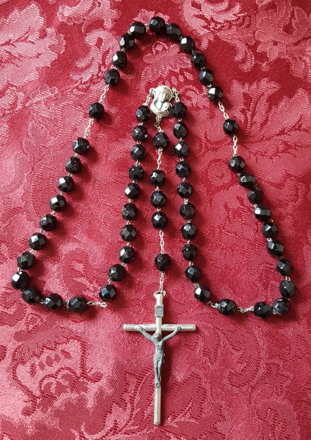 ANTIGUO ROSARIO DE METAL Y AZABACHE.