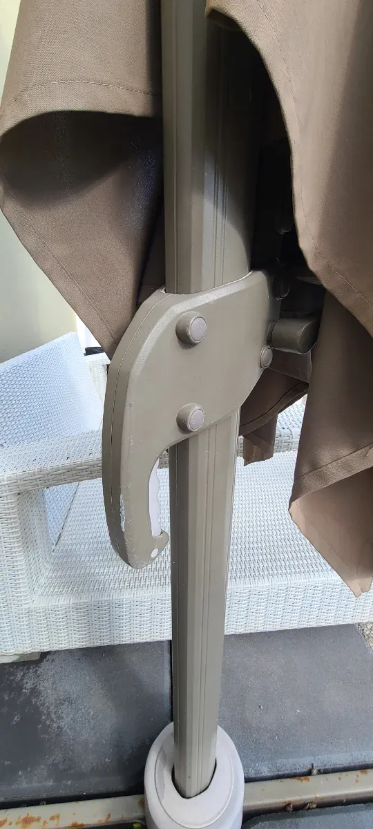 Parasol excéntrico marrón