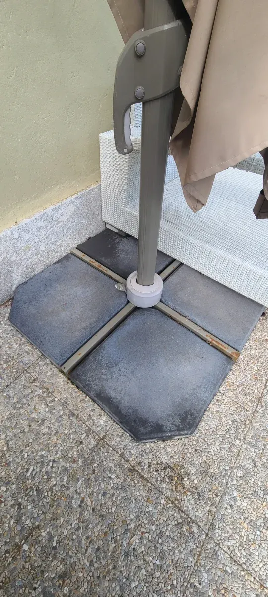 Parasol excéntrico marrón