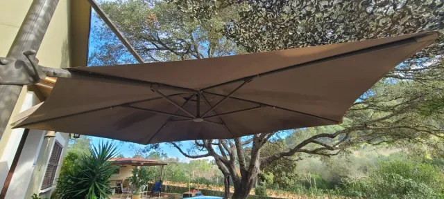 Parasol excéntrico marrón