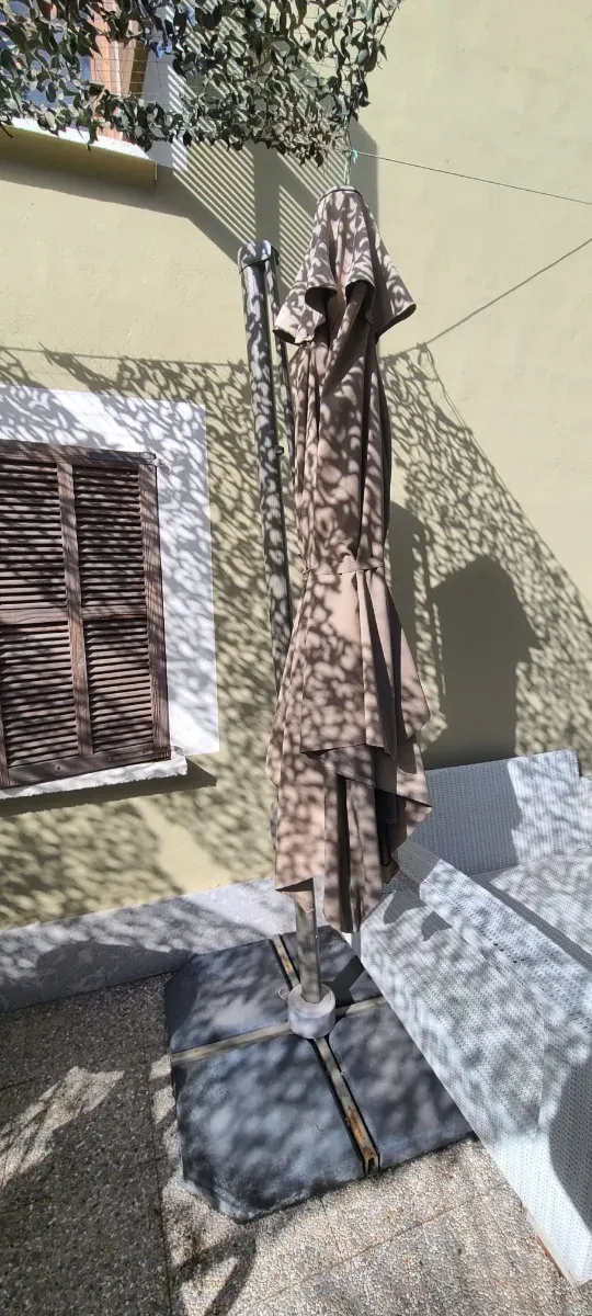 Parasol excéntrico marrón