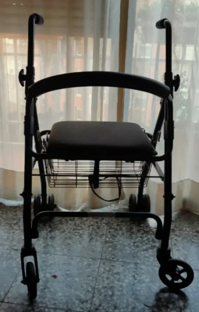 Andador para mayores con asiento y cesta