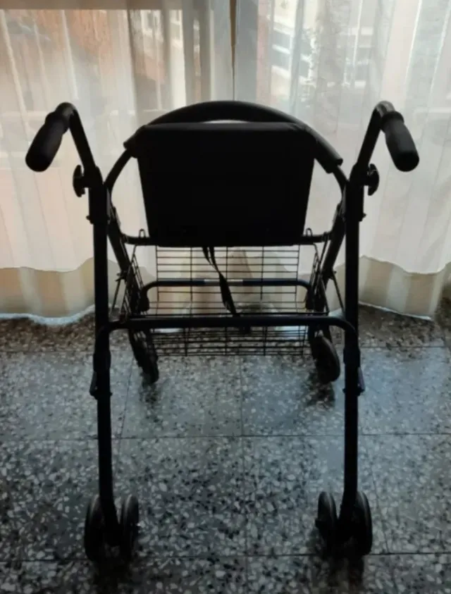 Andador para mayores con asiento y cesta