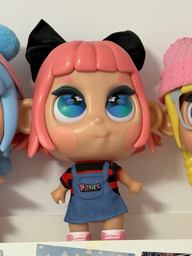 Muñeca Trottie con gorra y ropa