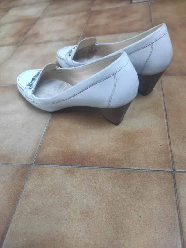 Mocasines Geox tacón medio blancos talla 41