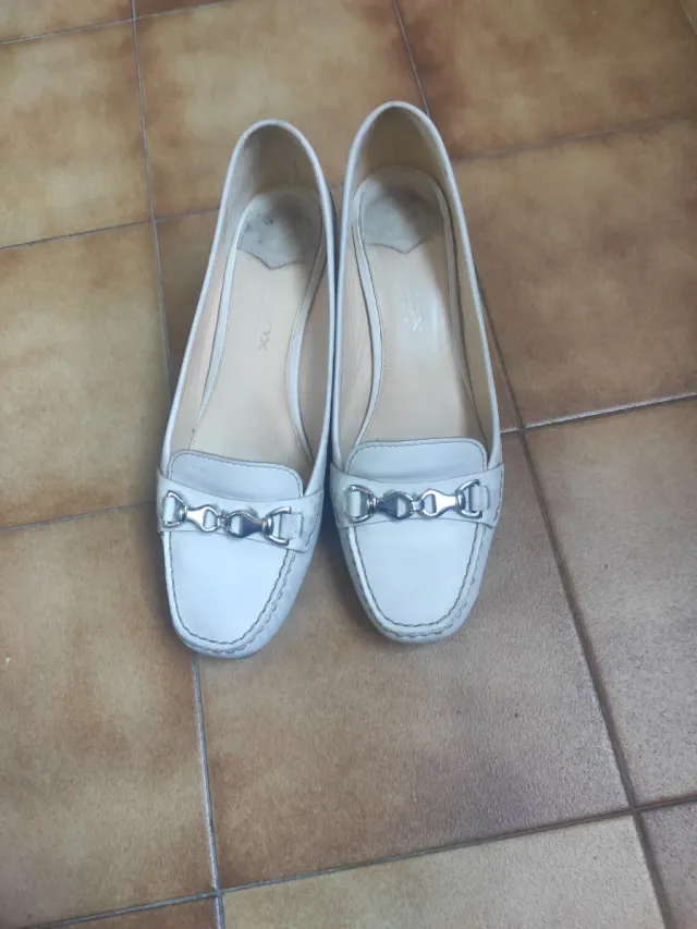 Mocasines Geox tacón medio blancos talla 41