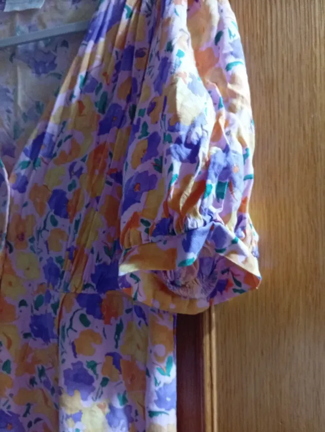 Vestido floral amarillo y morado