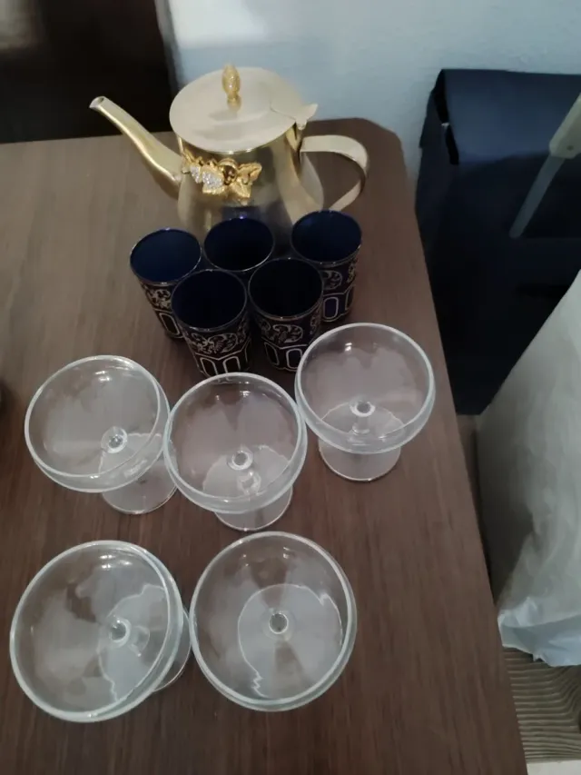 Juego de copas y tetera dorada