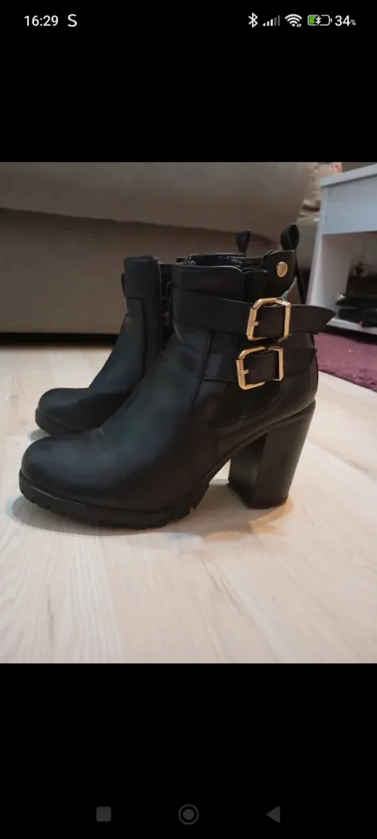 Botines XTI negros con hebillas