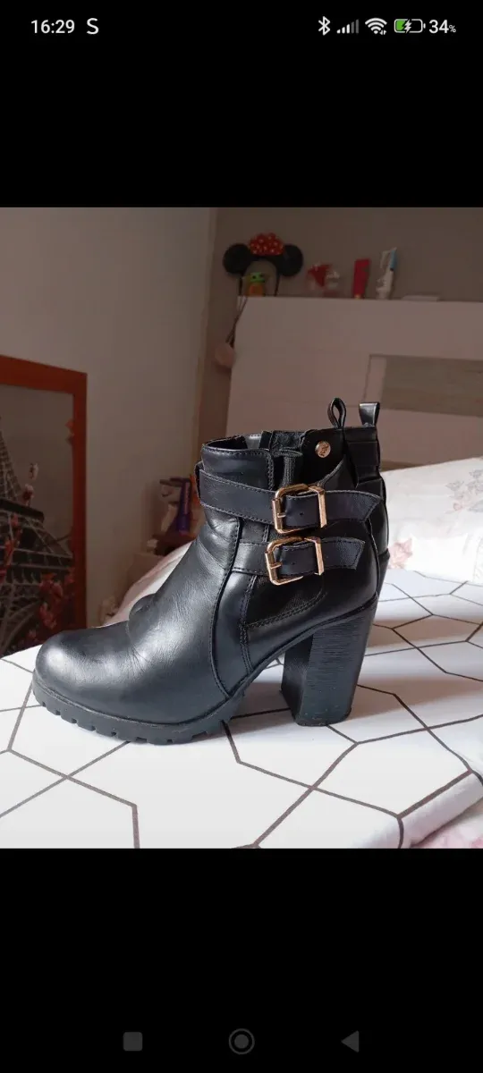 Botines XTI negros con hebillas