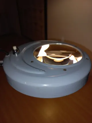 Lampada da tavolo vintage con lente.