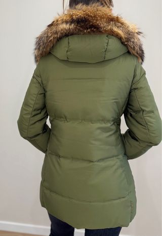 Plumífero Zara verde con capucha y pelo