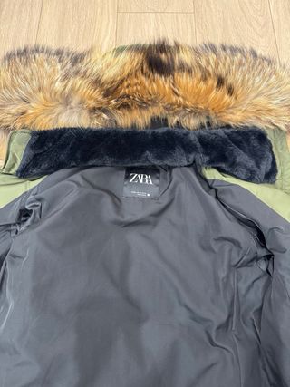 Plumífero Zara verde con capucha y pelo