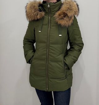 Plumífero Zara verde con capucha y pelo