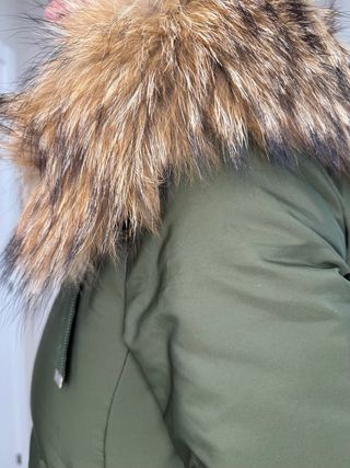 Plumífero Zara verde con capucha y pelo