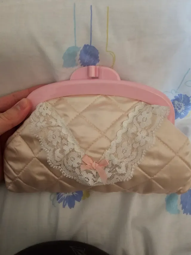 Neceser rosa acolchado con encaje