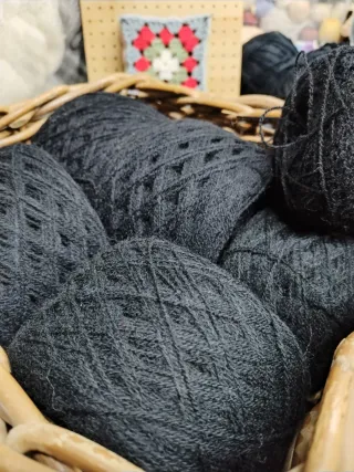 6 ovillos de lana negra, 552gr