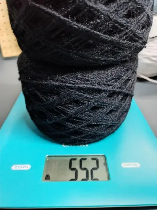 6 ovillos de lana negra, 552gr