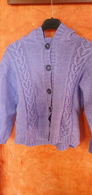 Cardigan lilla fatto a mano con cappuccio