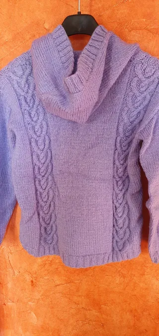 Cardigan lilla fatto a mano con cappuccio