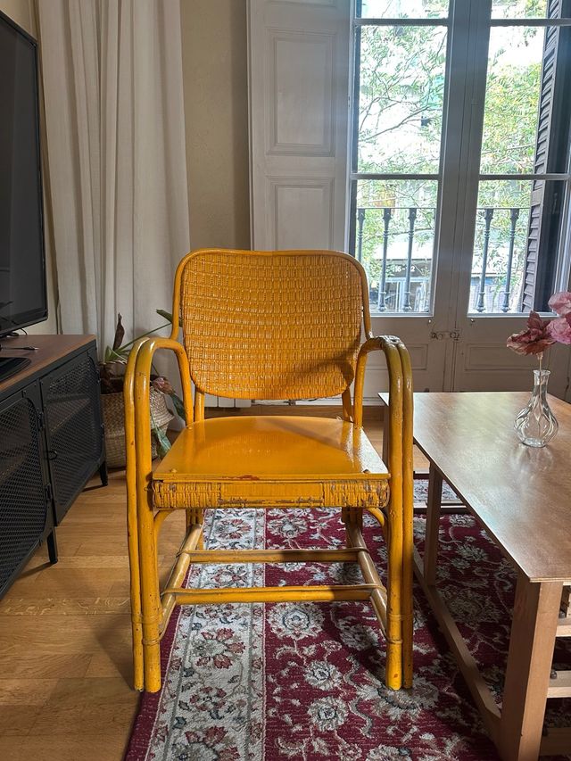 Silla de ratán amarilla