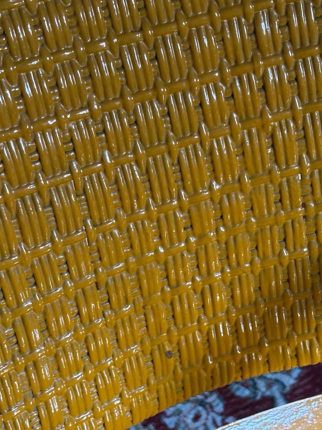 Silla de ratán amarilla