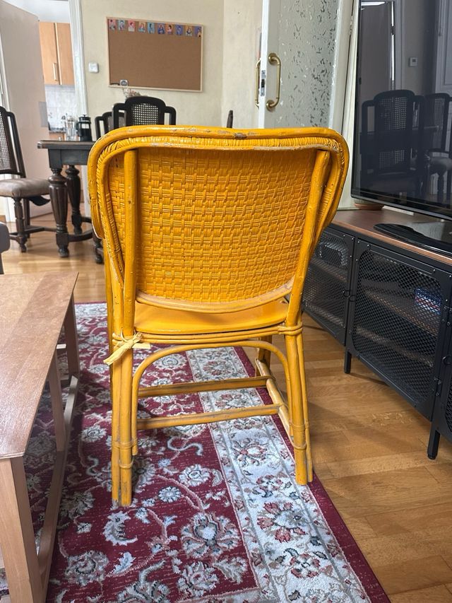 Silla de ratán amarilla