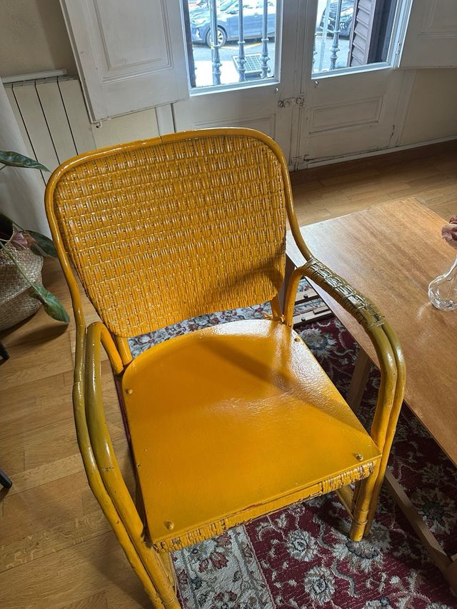 Silla de ratán amarilla
