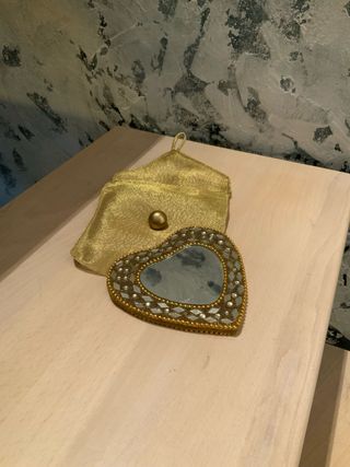 Specchietto cuore con pochette dorata