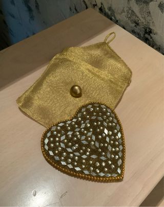 Specchietto cuore con pochette dorata