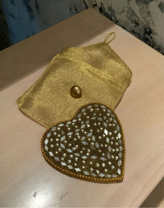 Specchietto cuore con pochette dorata