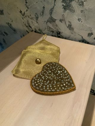 Specchietto cuore con pochette dorata