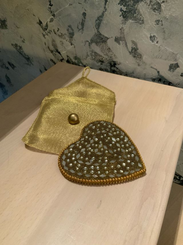 Specchietto cuore con pochette dorata