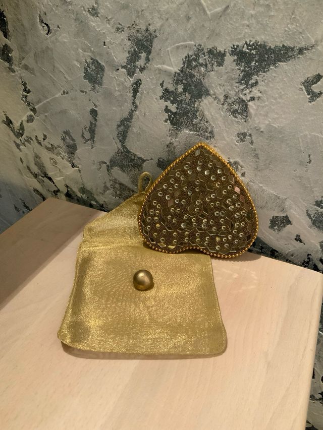 Specchietto cuore con pochette dorata