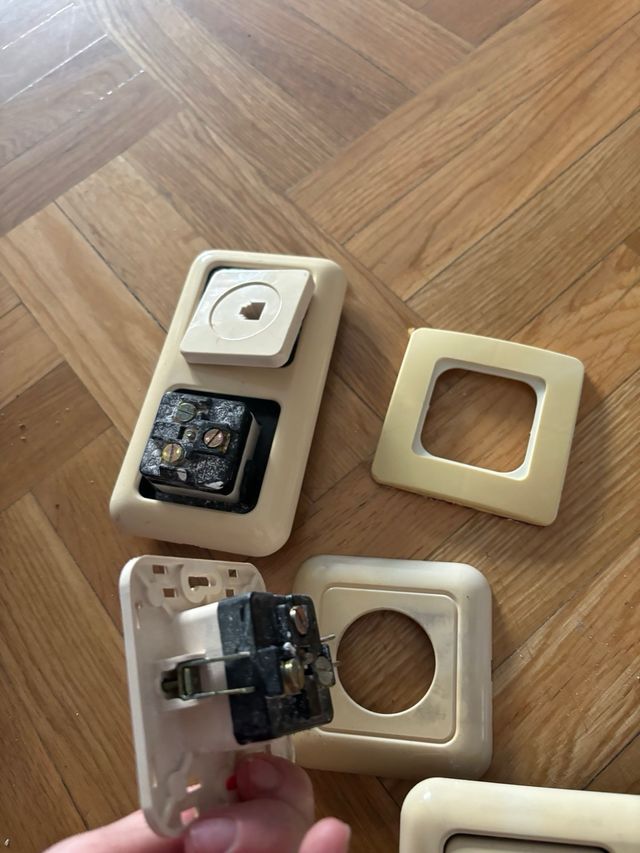 Enchufes e interruptores varios