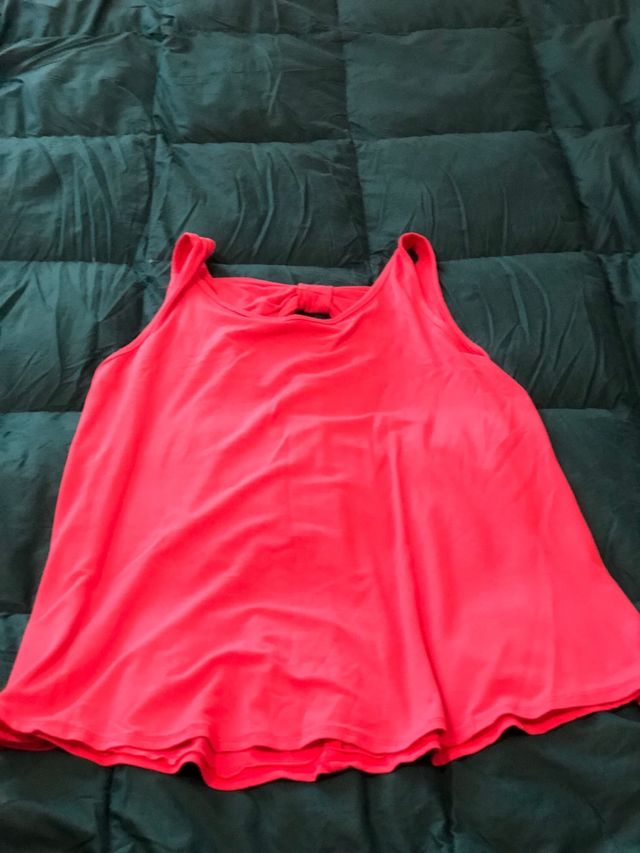 Canottiera con fiocco sulle spalle