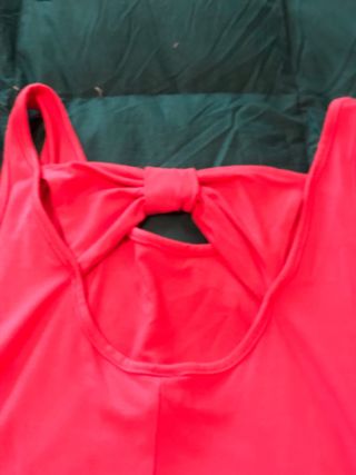 Canottiera con fiocco sulle spalle