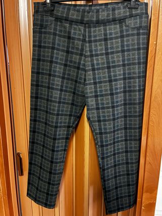 Pantaloni a quadri grigi e neri